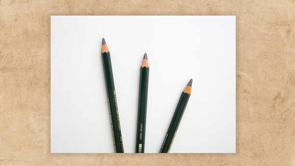 Trois crayons pour faire un dessin simplement